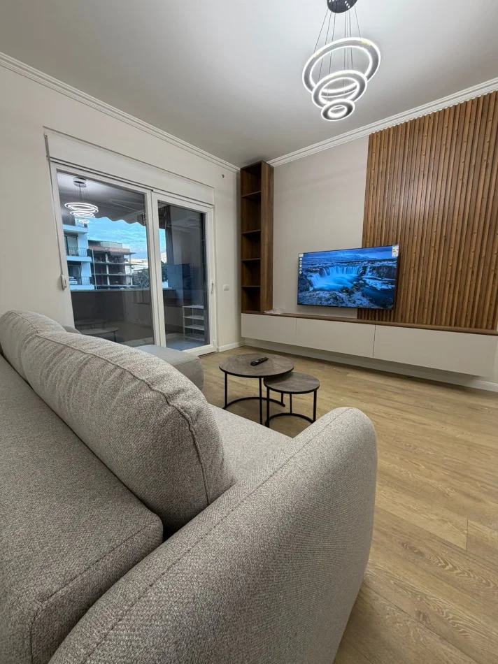 Tirane, jepet me qera apartament 1+1 Kati 4, 70 m² 800 € (Komuna e Parisit)