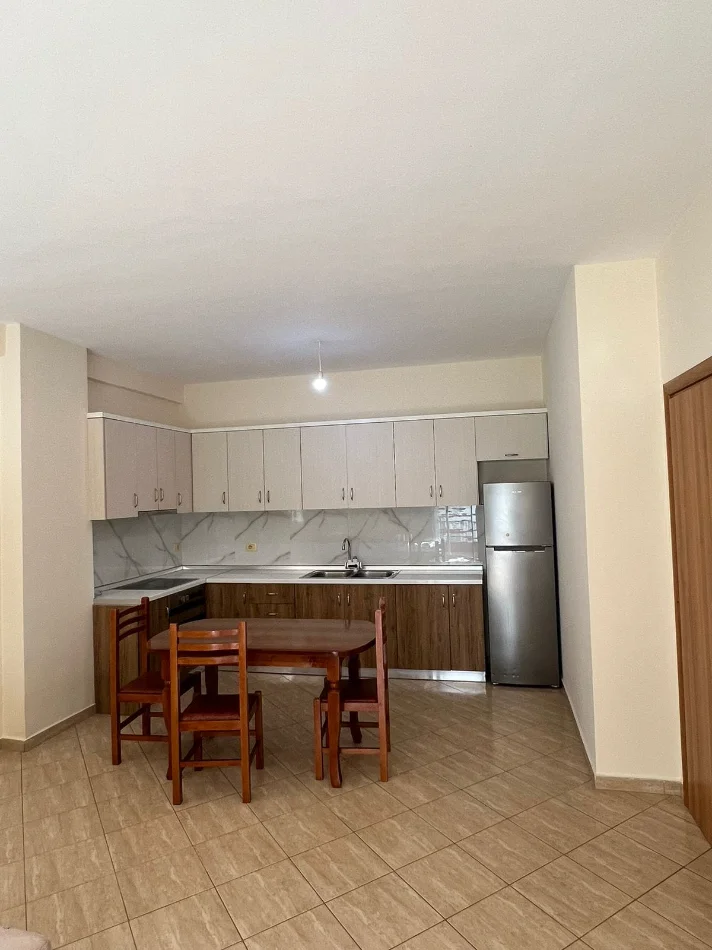 Tirane, jepet me qera apartament 1+1 Kati 4, 77 m² 450 € (Rruga e Zallit)