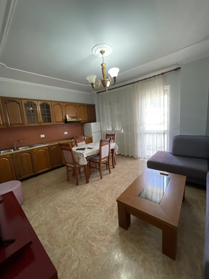 Tirane, jepet me qera apartament 1+1 Kati 4, 95 m² 600 € (Rruga Tish Daija)