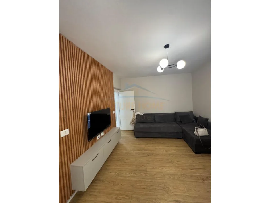 Tirane, jepet me qera apartament 1+1 Kati 5, 51 m² 700 € (Sheshi Willson)