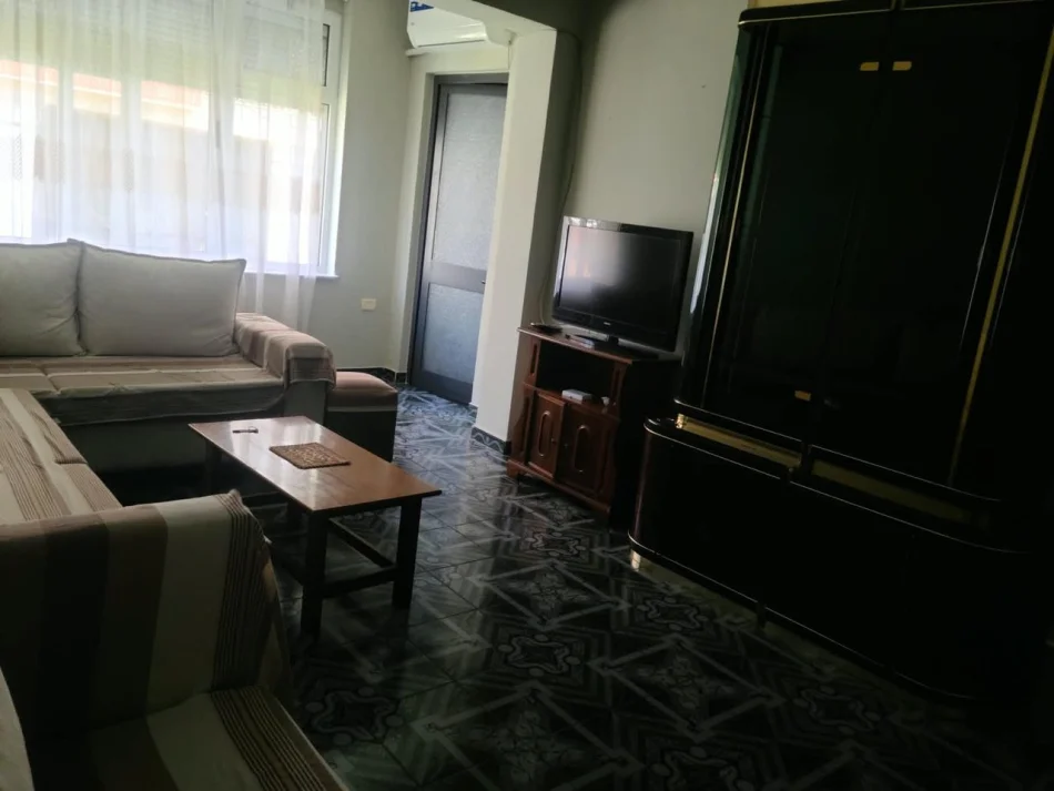 Tirane, jepet me qera apartament 1+1 Kati 5, 55 m² 600 € (QENDER TIRANE)