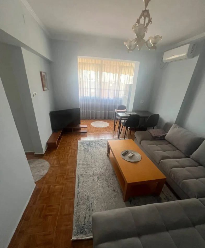 Tirane, jepet me qera apartament 1+1 Kati 5, 56 m² 450 € (Xhamlliku)