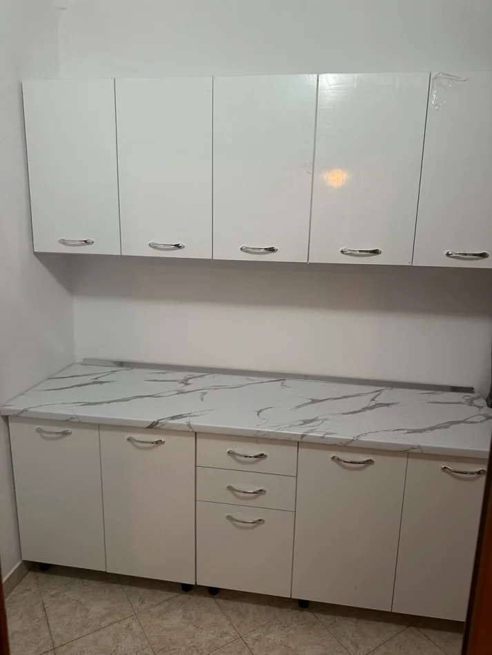 Tirane, jepet me qera apartament 1+1 Kati 5, 60 m² 370 € (Kombinat)