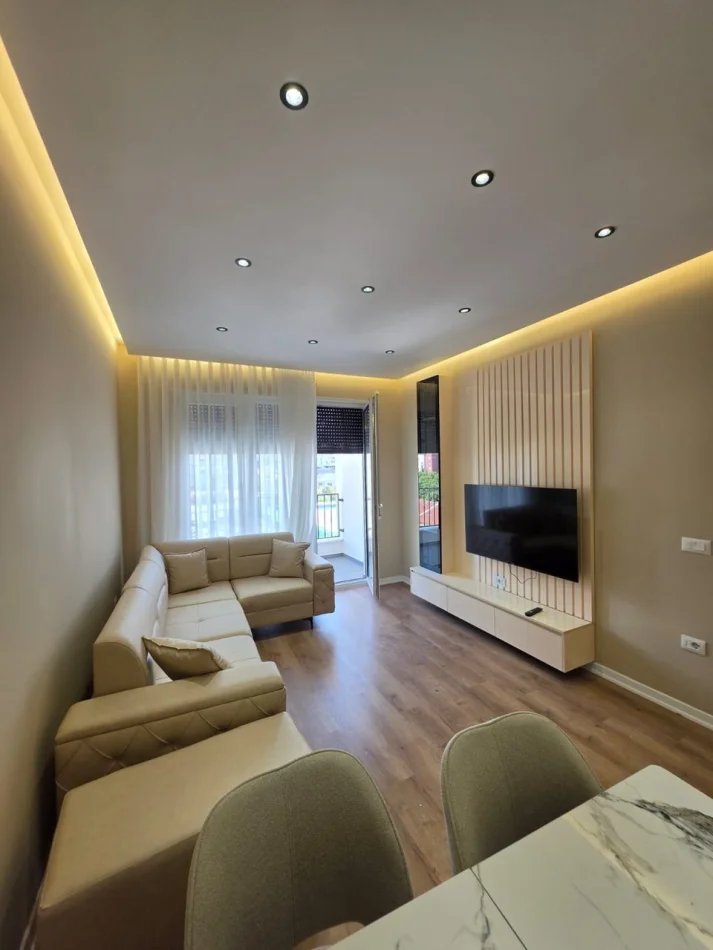 Tirane, jepet me qera apartament 1+1 Kati 5, 60 m² 600 € (Rruga 5 Maji, Concord Center)