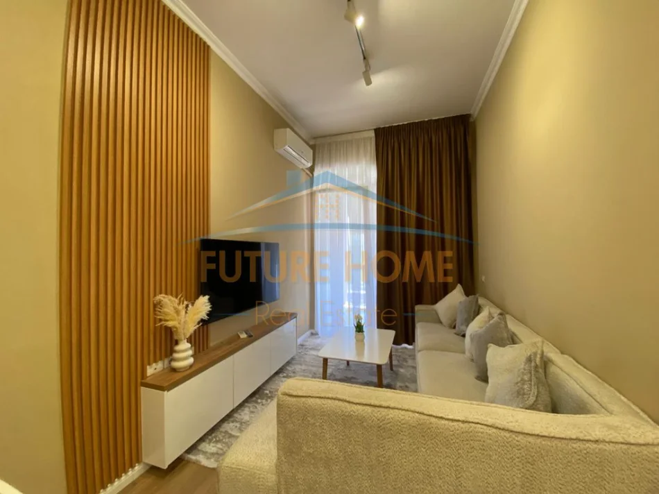 Tirane, jepet me qera apartament 1+1 Kati 5, 61 m² 800 € (Kopshti Botanik)