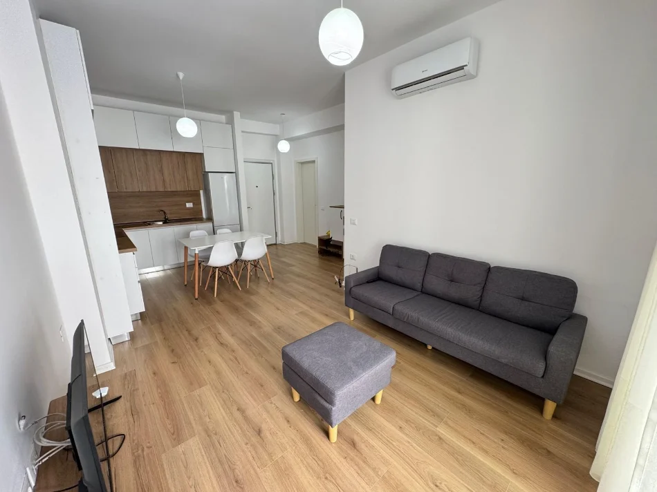 Tirane, jepet me qera apartament 1+1 Kati 5, 62 m² 390 € (ALI DEMI)