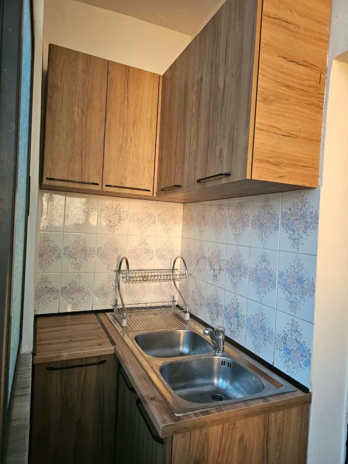 Tirane, jepet me qera apartament 1+1 Kati 5, 65 m² 400 € (Varri Bamit)