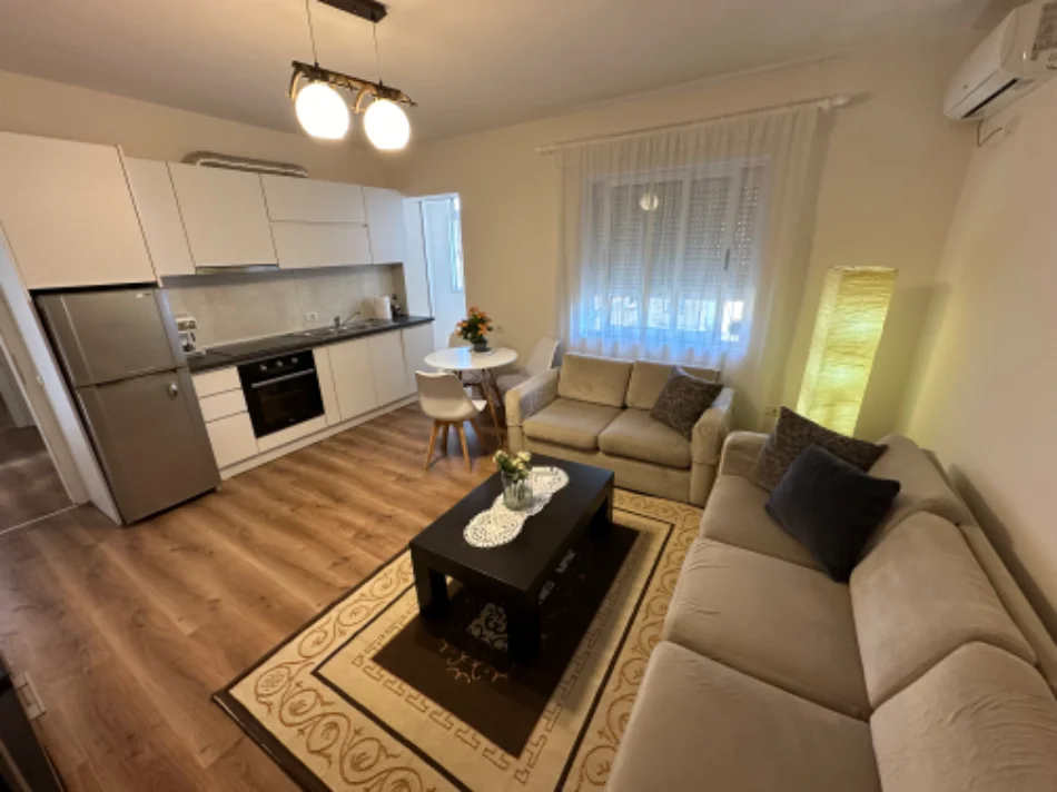 Tirane, jepet me qera apartament 1+1 Kati 5, 65 m² 50.000 Lek (Pasticeri Lej Laj tek Shkolla e Baletit)