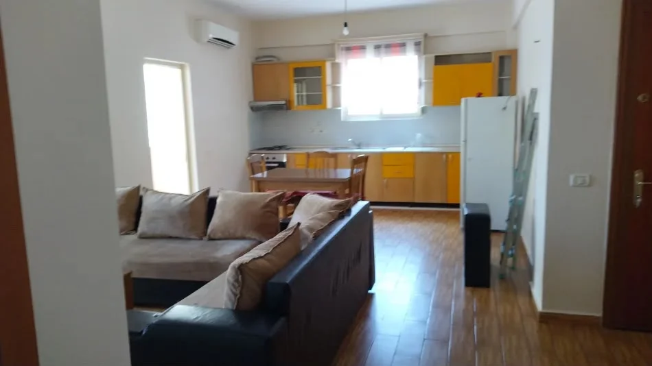 Tirane, jepet me qera apartament 1+1 Kati 5, 65 m² 500 € (KOMUNA E PARISIT)