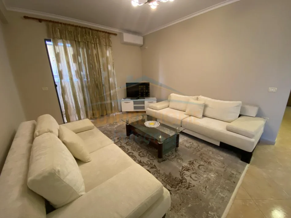 Tirane, jepet me qera apartament 1+1 Kati 5, 67 m² 527 € (Xhamlliku)