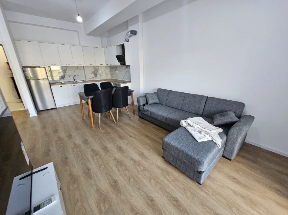 Tirane, jepet me qera apartament 1+1 Kati 5, 70 m² 400 € (ALI DEMI)