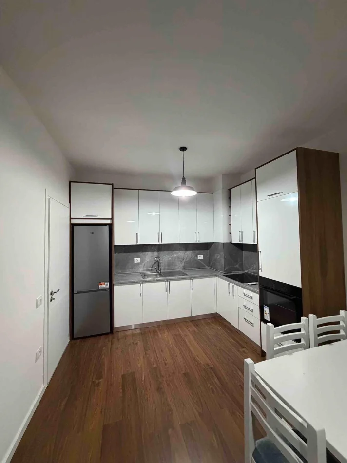 Tirane, jepet me qera apartament 1+1 Kati 5, 70 m² 450€ (URBAN GATE)