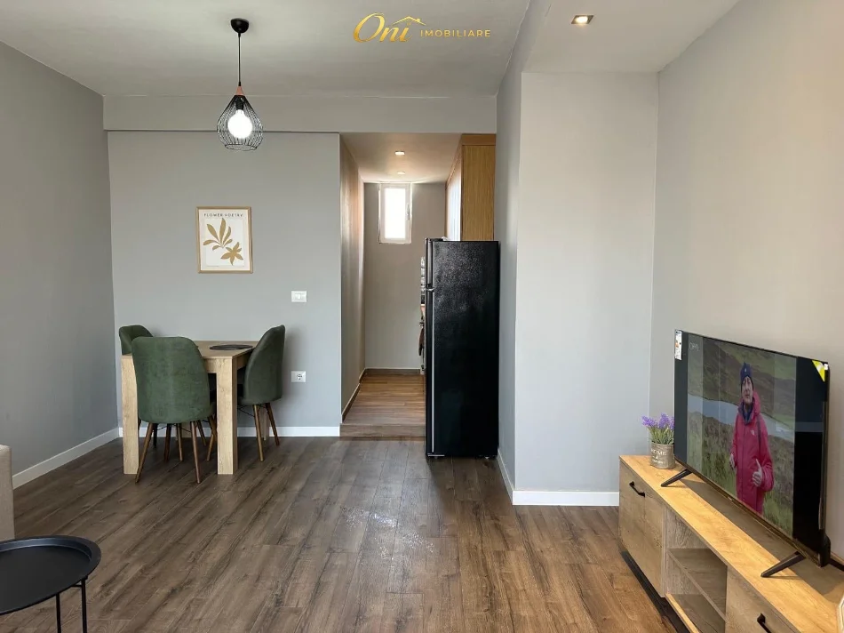 Tirane, jepet me qera apartament 1+1 Kati 5, 70 m² 650 € (pazari i ri)
