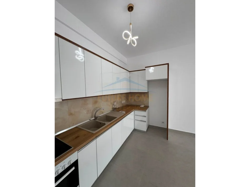 Tirane, jepet me qera apartament 1+1 Kati 5, 75 m² 450 € (DOGANA)