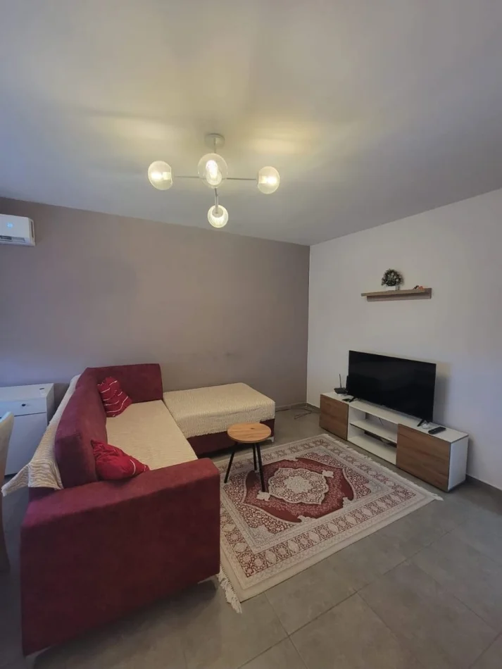 Tirane, jepet me qera apartament 1+1 Kati 5, 75 m² 450 € (Rruga Njazi Meka)