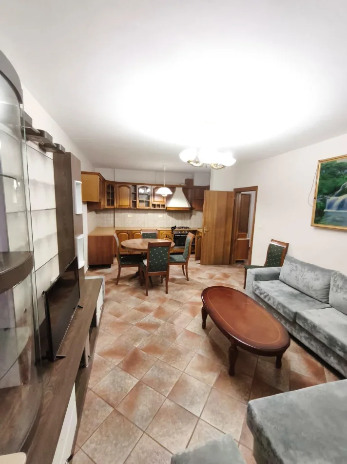 Tirane, jepet me qera apartament 1+1 Kati 5, 75 m² 550 € (KOMUNA E PARISIT)