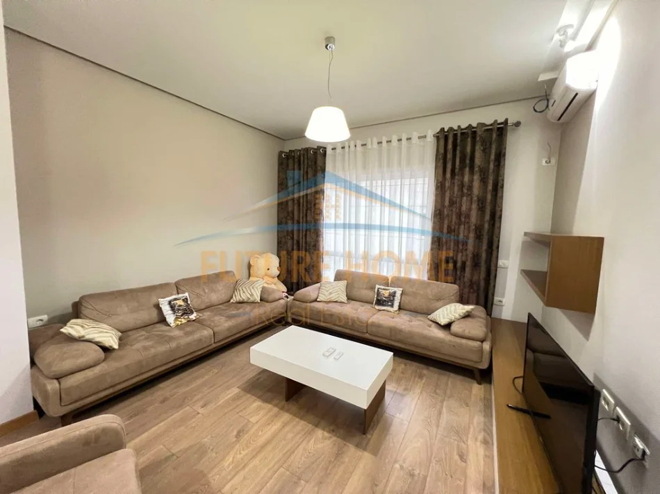 Tirane, jepet me qera apartament 1+1 Kati 5, 82 m² 600 € (Kopshti Botanik)