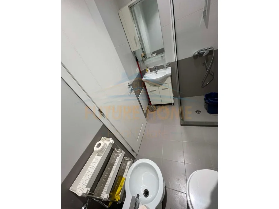 Tirane, jepet me qera apartament 1+1 Kati 5, 82 m² 600 € (Kopshti Botanik, Tiranë.)