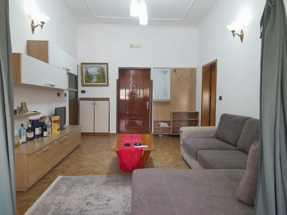 Tirane, jepet me qera apartament 1+1 Kati 5, 85 m² 600 € (BLLOK)