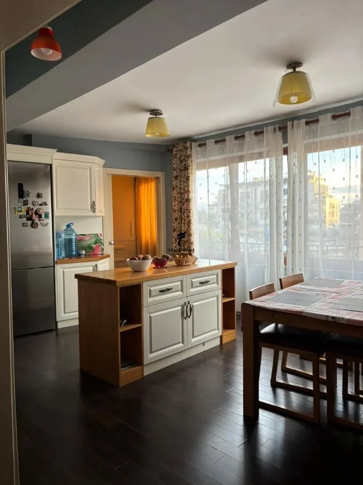 Tirane, jepet me qera apartament 1+1 Kati 6, 125 m² 1.000 € (QENDER)