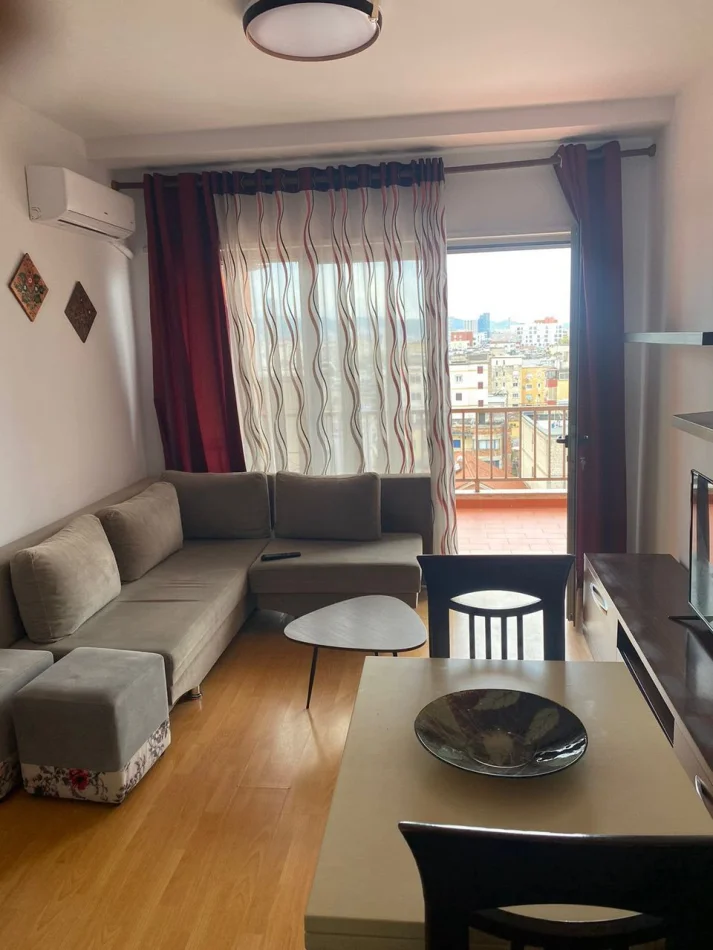 Tirane, jepet me qera apartament 1+1 Kati 6, 55 m² 500 € (Xhamllik)