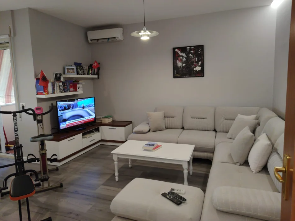 Tirane, jepet me qera apartament 1+1 Kati 6, 700 € (Kristal Center)