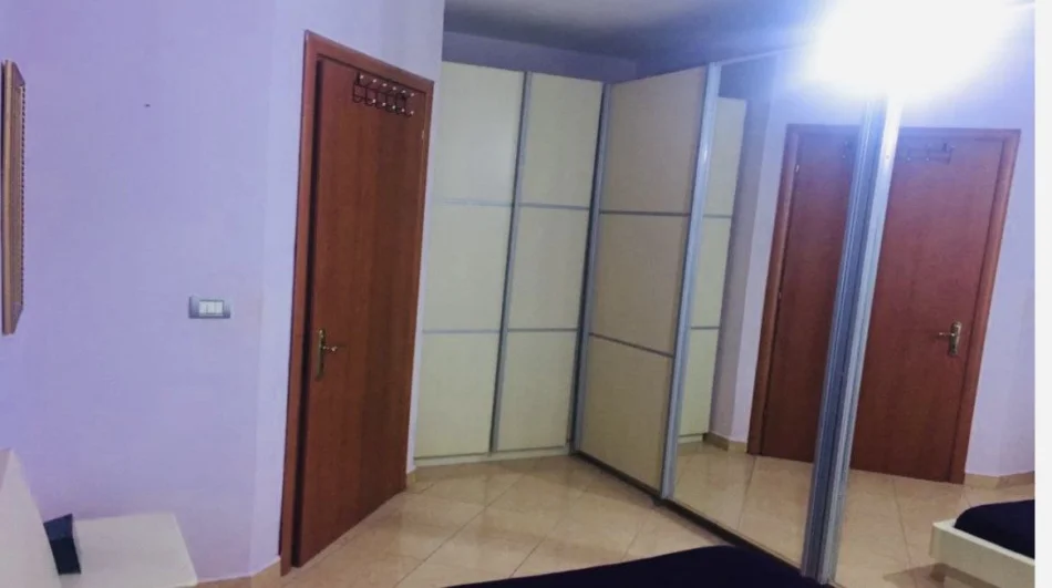 Tirane, jepet me qera apartament 1+1 Kati 6, 73 m² 370 € (Pallatet Cabej)
