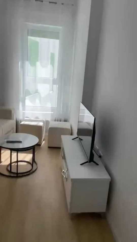Tirane, jepet me qera apartament 1+1 Kati 7, 50 m² 400 € (Ali Demi)