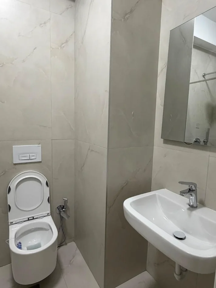 Tirane, jepet me qera apartament 1+1 Kati 7, 51 m² 45.000 leke (Ali Demi)
