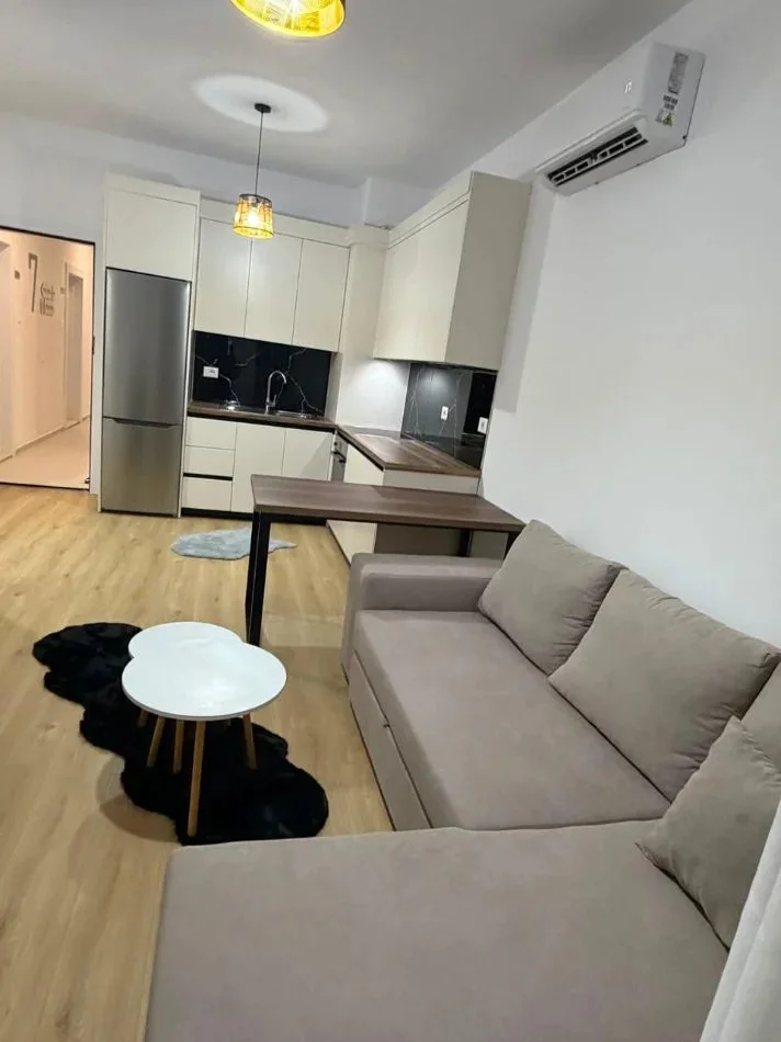 Tirane, jepet me qera apartament 1+1 Kati 7, 53 m² 450 € (Ali Demi)