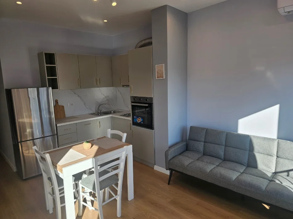Tirane, jepet me qera apartament 1+1 Kati 7, 60 m² 600 € (STACIONI TRENIT)