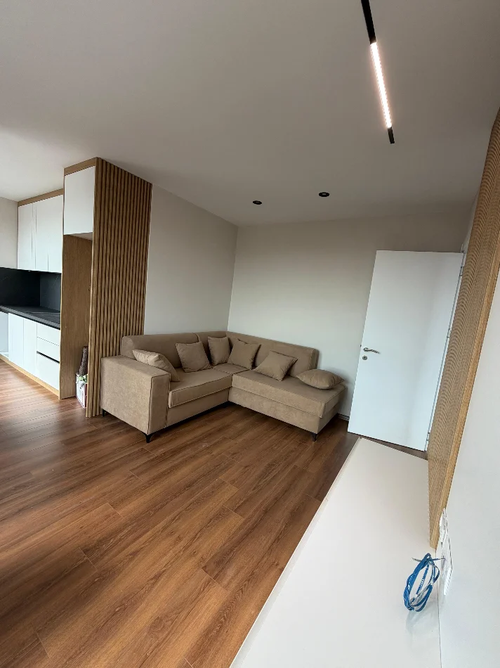 Tirane, jepet me qera apartament 1+1 Kati 7, 64 m² 600 € (Niko Avrami)