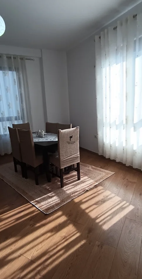 Tirane, jepet me qera apartament 1+1 Kati 7, 65 m² 700 € (RRUGA E DIBRES)