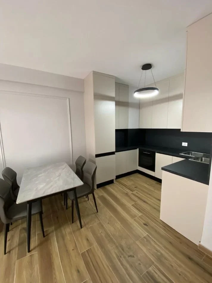 Tirane, jepet me qera apartament 1+1 Kati 7, 80 m² 570€ (TRIO TOWERS)