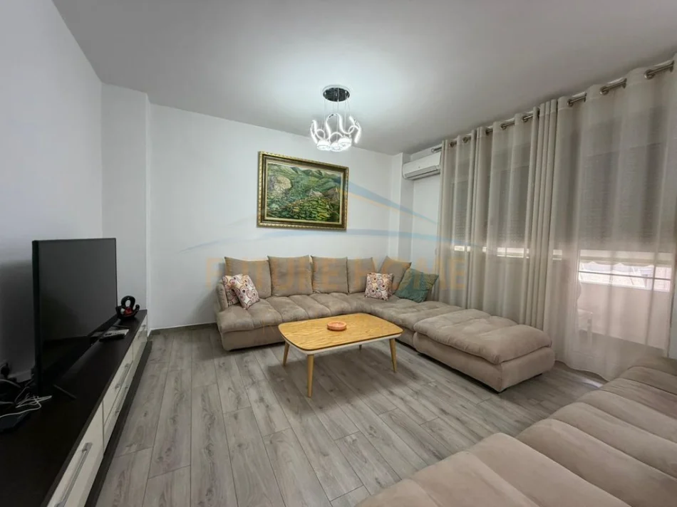 Tirane, jepet me qera apartament 1+1 Kati 7, 81 m² 800 € (Selvia)