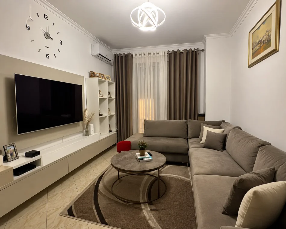 Tirane, jepet me qera apartament 1+1 Kati 8, 1.100 €