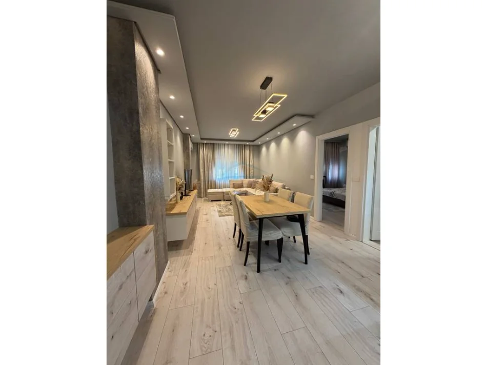 Tirane, jepet me qera apartament 1+1 Kati 8, 53 m² 700 € (Komuna e Parisit)