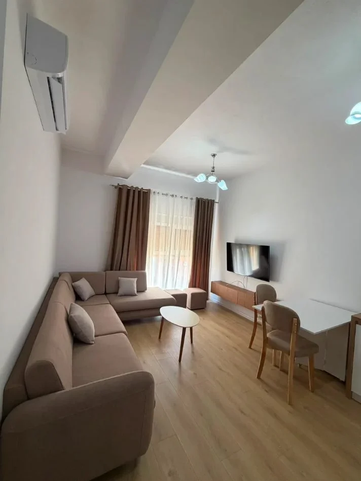Tirane, jepet me qera apartament 1+1 Kati 8, 60 m² 450 € (Ali Demi)