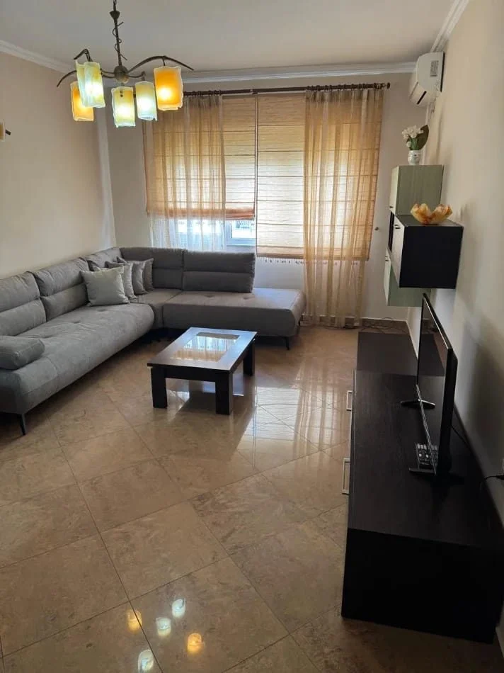 Tirane, jepet me qera apartament 1+1 Kati 8, 65 m² 600 € (Tirana e Re)