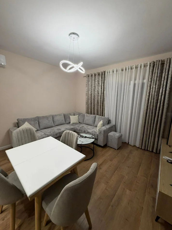 Tirane, jepet me qera apartament 1+1 Kati 8, 65 m² 700 € (Zogu i Zi)