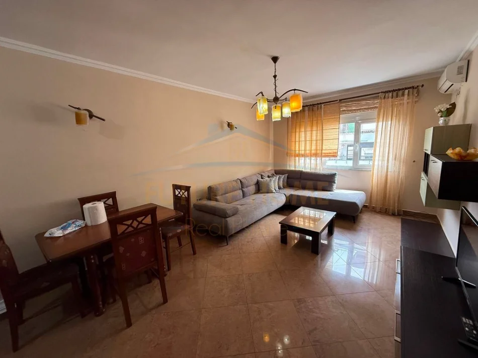 Tirane, jepet me qera apartament 1+1 Kati 8, 75 m² 600 € (Sheshi Willson)