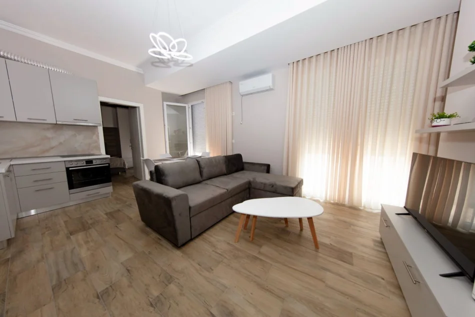 Tirane, jepet me qera apartament 1+1 Kati 9, 65 m² 600 € (Medreseja)