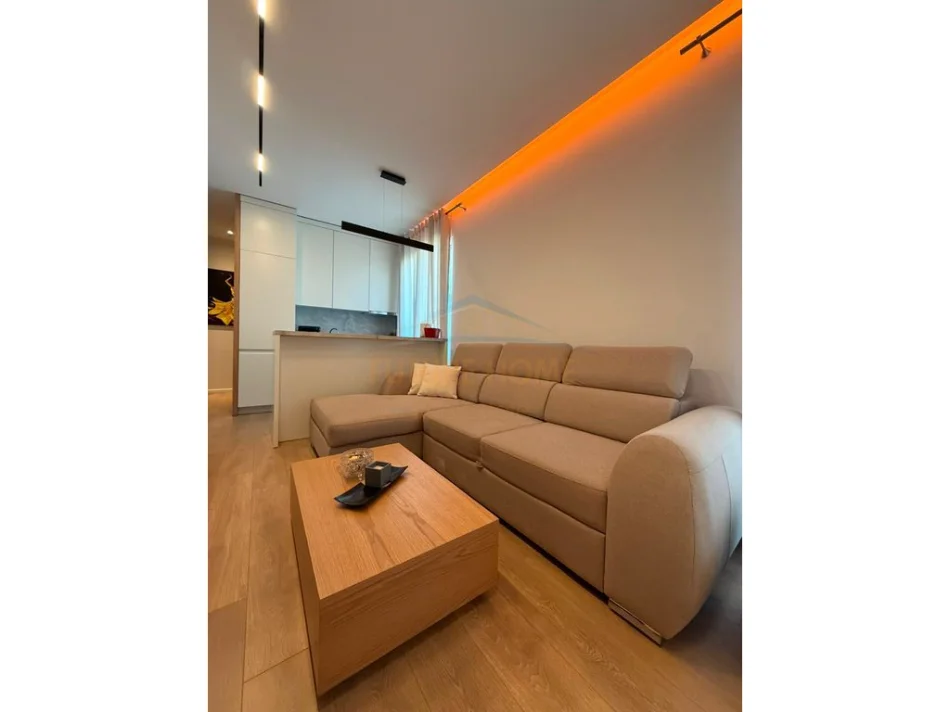 Tirane, jepet me qera apartament 1+1 Kati 9, 65 m² 800 € (White Cloud Residence, Komuna e Parisit)