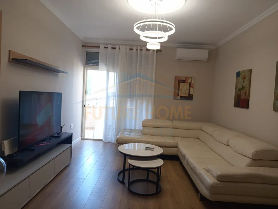 Tirane, jepet me qera apartament 1+1 Kati 9, 82 m² 700 € (9 Katëshet)
