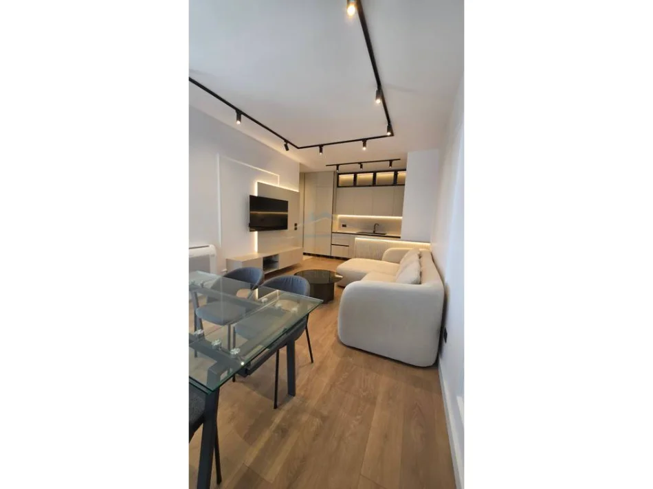 Tirane, jepet me qera apartament 1+1+PARKIM, Kati 8, 70 m² 800 € (PORCELAN)