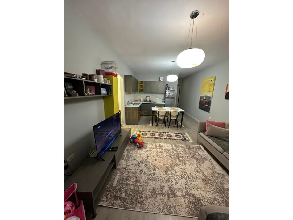 Tirane, jepet me qera apartament 1+1+Post Parkimi,  Kati 11, 72 m² 570 € (Fusha e Aviacionit)
