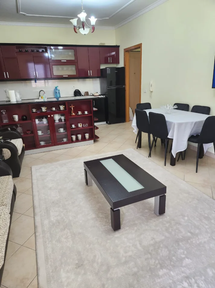 Tirane, jepet me qera apartament 1+1 , (Robert Shvarz)