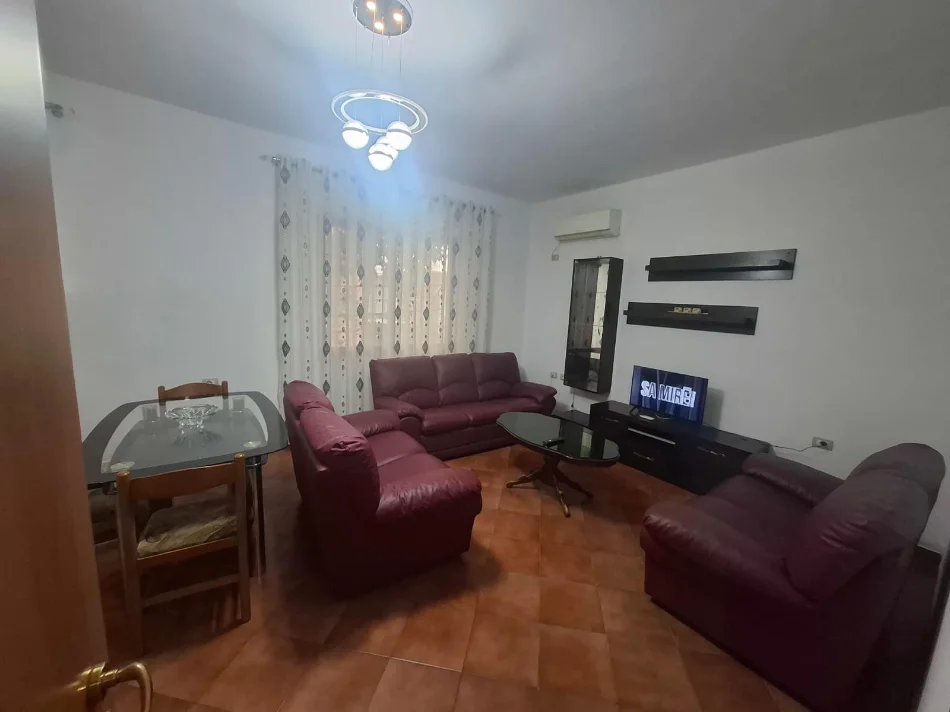 Tirane, jepet me qera apartament 1+1+post parkimi Kati 1, 70 m² 40.000 Lek (Lokal 2 Palmat ne Astir)