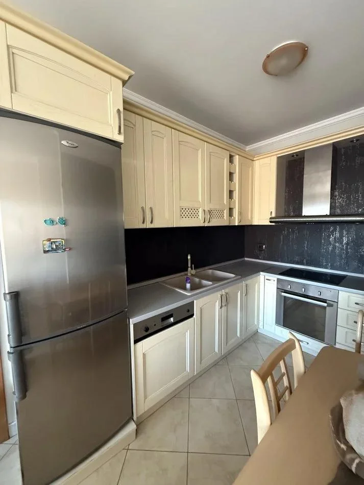 Tirane, jepet me qera apartament 2+1 , 100 m² 800 € (BLLOK)