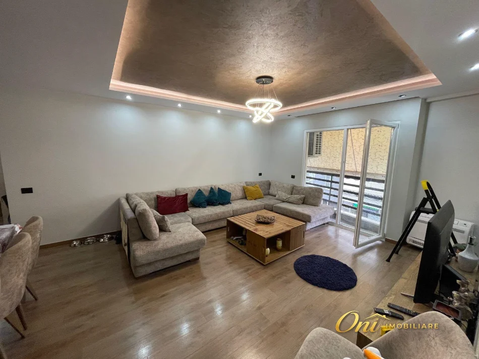 Tirane, jepet me qera apartament 2+1 , 100 m² 900 € (KIKA 2)